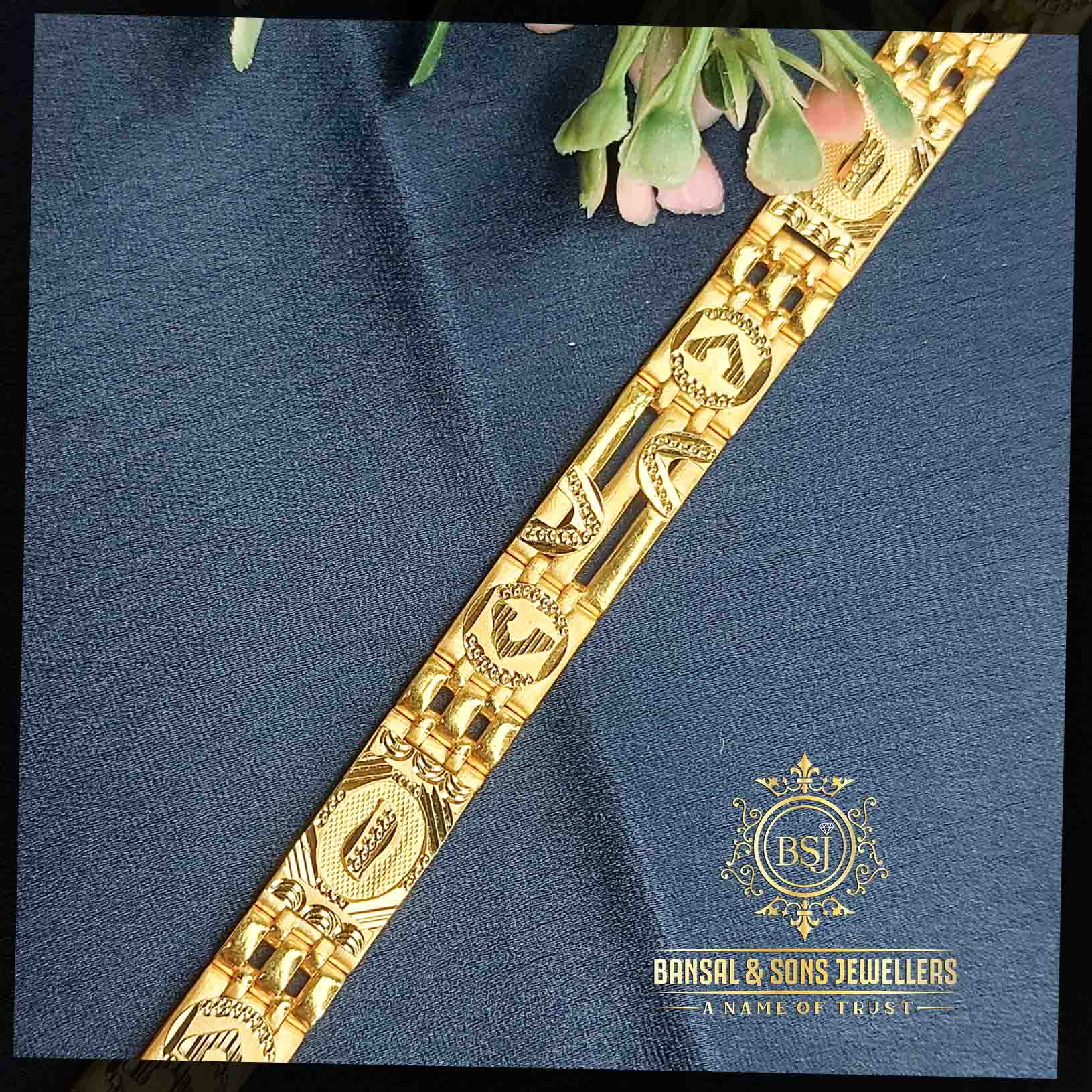 8. Gold gents bracelet - Image 3