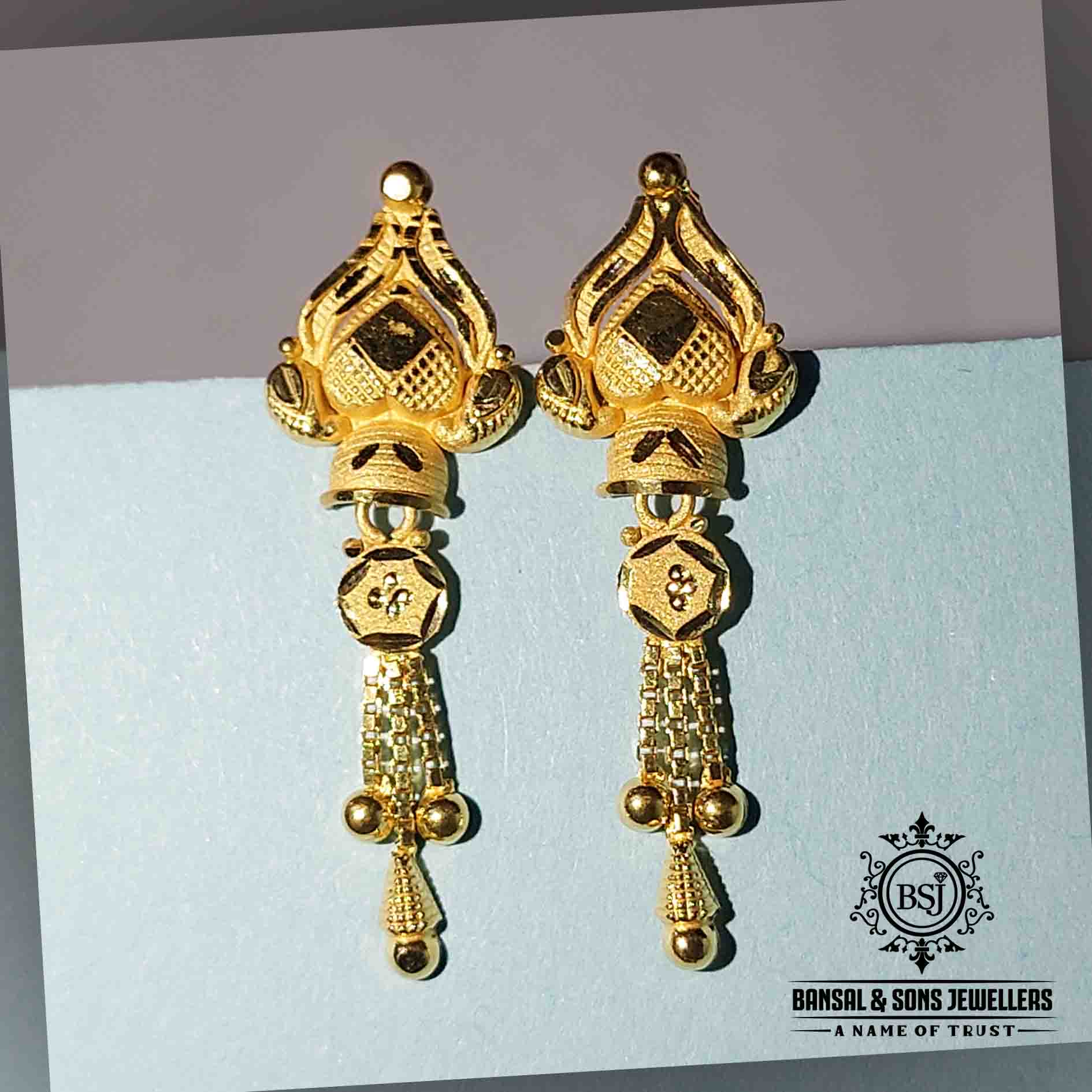 27. Gold earring