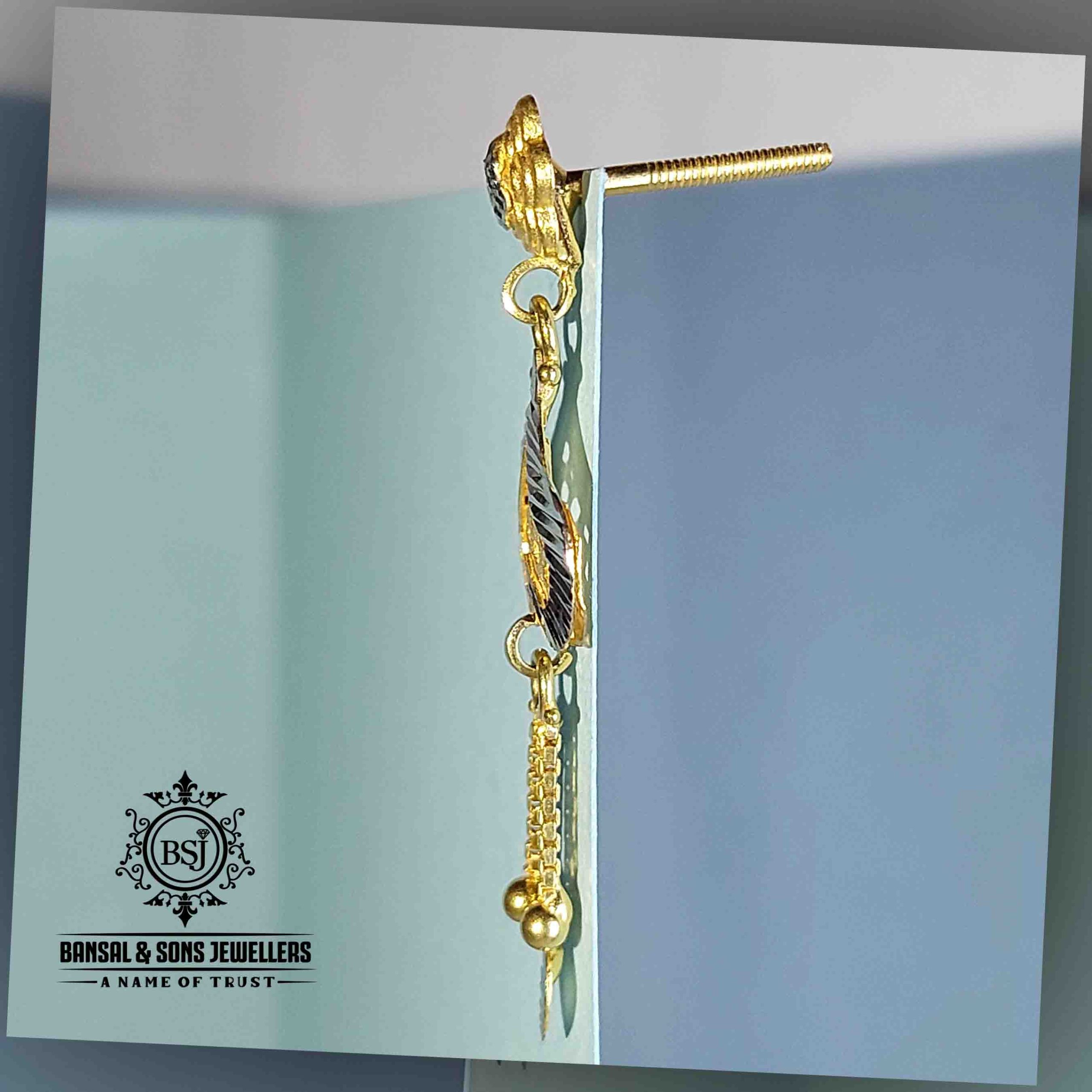 29. Gold earring - Image 3